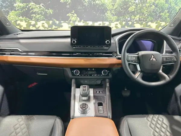 2022 Mitsubishi Outlander — photo 2