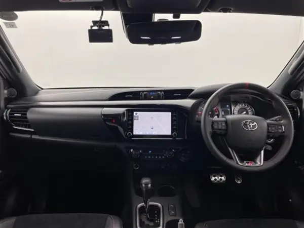 2022 Toyota Hilux — photo 2