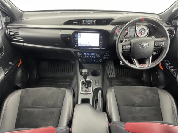 2022 Toyota Hilux — photo 2