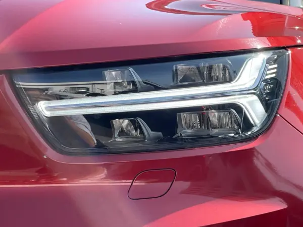 Volvo XC40 T4 Momentum Certified Used Car Ice White Package Sunroof Genuine Navigation 360° View Camera Power Tailgate Seat Heater Pilot Assist LED Headlights Genuine 19-inch Alloy Wheels BLIS (Fusion Red Metallic) — photo 9