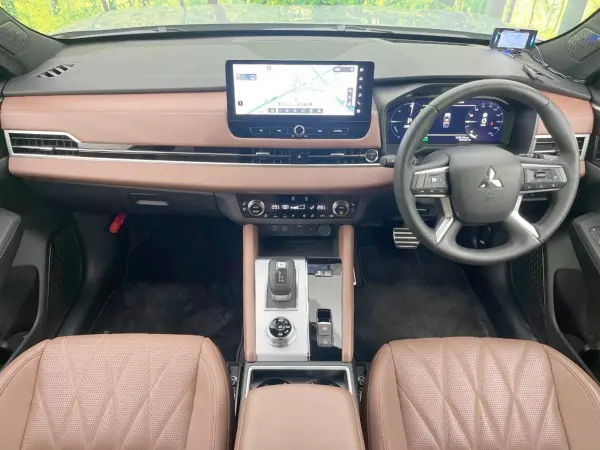 2024 Mitsubishi Outlander — photo 2