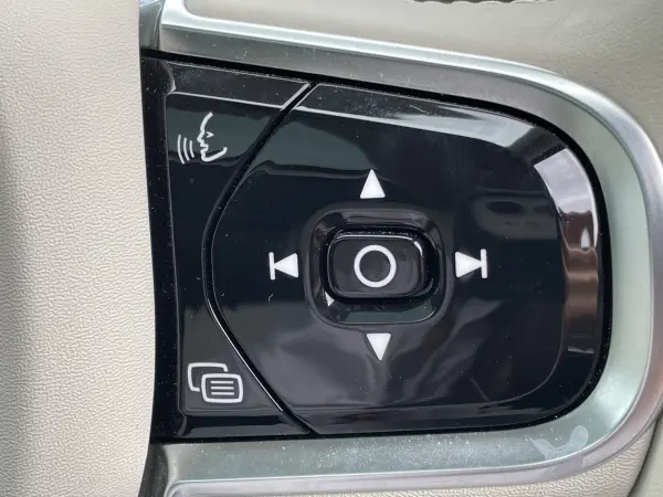 Volvo XC90 Plus B5 AWD 4WD Panoramic Glass Sunroof Leather Seats Front & Rear Seat Heaters Steering Wheel Heater Google Infotainment System (Google Maps/Assistant Built-in) (Onyx Black Metallic) — photo 8