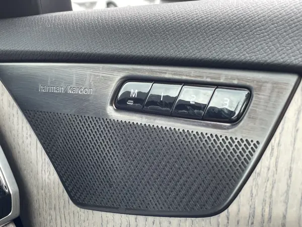 Volvo XC90 Plus B5 AWD 4WD Panoramic Glass Sunroof Leather Seats Front & Rear Seat Heaters Steering Wheel Heater Google Infotainment System (Google Maps/Assistant Built-in) (Onyx Black Metallic) — photo 7