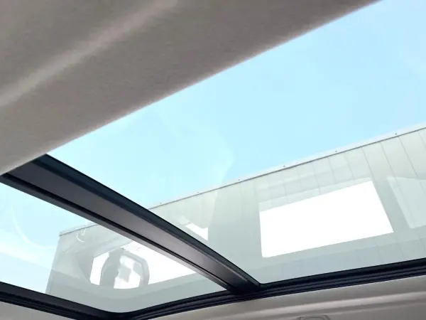 Volvo XC40 T4 AWD Inscription 4WD Panoramic Glass Sunroof Harman/Kardon White Leather Genuine Navigation 360° View Camera Non-Smoking Car Memory Power Seat Seat Heater Bluetooth Power Tailgate ETC (Denim Blue Metallic) — photo 8