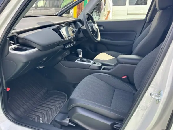 Honda Fit 1.5 Home Grade with Genuine Navigation, Backup Camera, LED Headlights (Platinum White Pearl) — photo 7