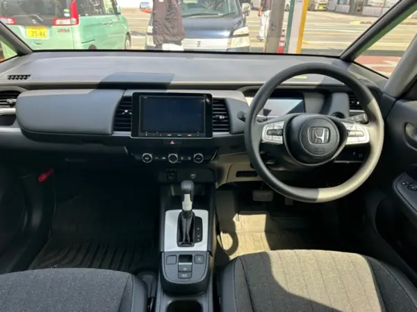 Honda Fit 1.5 Home Grade with Genuine Navigation, Backup Camera, LED Headlights (Platinum White Pearl) — photo 9