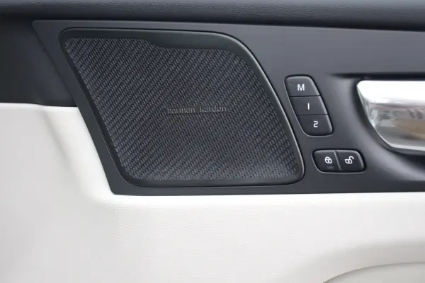 Volvo XC60 B5 AWD Inscription 4WD One Owner Google Equipped Leather Seats Harman Kardon Drive Recorder Seat Heater Ventilation Function Relaxation Function Surround View Camera Adaptive Cruise Control (Crystal White Pearl) — photo 9