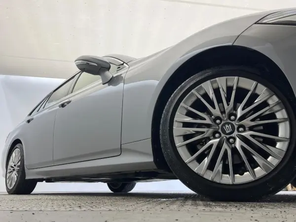 Toyota Crown Hybrid 2.5 S Elegance Style III Late Model with Blind Spot Monitor, Radar Cruise Control, Steering Heater, Seat Heater (Precious Metal) — photo 9