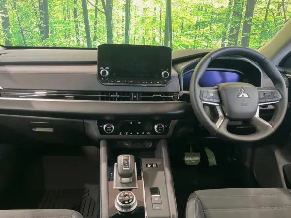 2023 Mitsubishi Outlander — photo 2