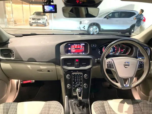 2019 Volvo V40 — photo 2