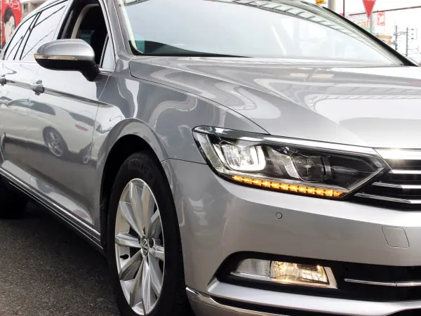 Volkswagen Passat Variant TDI Elegance Line Diesel Turbo Non-Smoking Car Discover Package TV Rear View Camera ACC Side Assist Lane Change Assist LED Headlights Alcantara & Leather Seats Seat Heater Power Tailgate ETC2.0 (Pyrite Silver Metallic) — photo 8