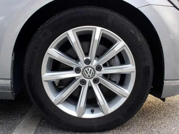 Volkswagen Passat Variant TDI Elegance Line Diesel Turbo Non-Smoking Car Discover Package TV Rear View Camera ACC Side Assist Lane Change Assist LED Headlights Alcantara & Leather Seats Seat Heater Power Tailgate ETC2.0 (Pyrite Silver Metallic) — photo 9