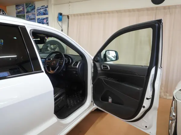 2018 Jeep Grand Cherokee — photo 8 | Tuminion Kenya