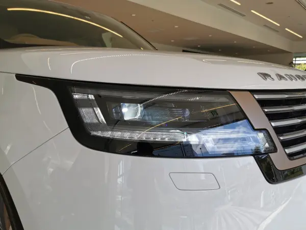 Land Rover Range Rover SV 4.4L P530 Standard Wheelbase 4WD Non-Smoking Car, Beige/White Leather, Sunroof, Power Steering, MERIDIAN, All-Seat Heater & Cooler & Massage, Head-Up Display, 23-inch Alloy Wheels, Tailgate Event Suite, ClearSight Interior Rearview Mirror (Icy White (Metallic)) — photo 7