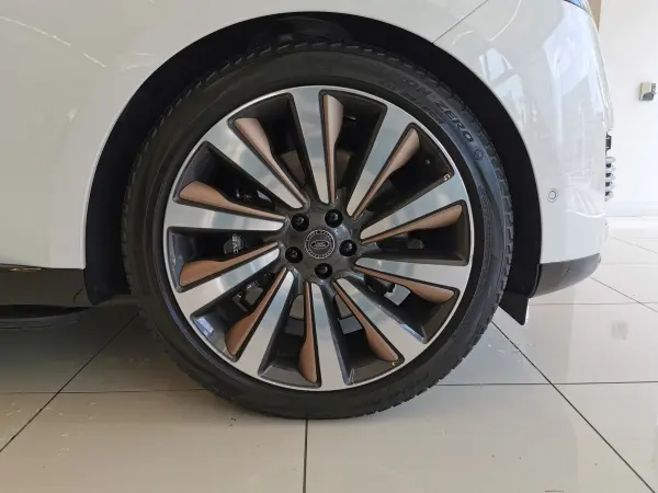 Land Rover Range Rover SV 4.4L P530 Standard Wheelbase 4WD Non-Smoking Car, Beige/White Leather, Sunroof, Power Steering, MERIDIAN, All-Seat Heater & Cooler & Massage, Head-Up Display, 23-inch Alloy Wheels, Tailgate Event Suite, ClearSight Interior Rearview Mirror (Icy White (Metallic)) — photo 8