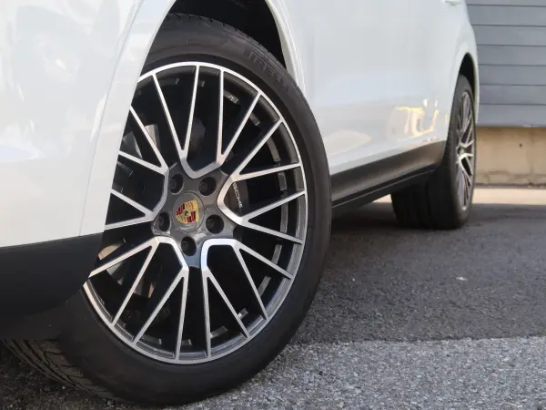 2019 Porsche Cayenne — photo 2