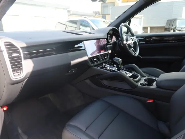 Porsche Cayenne 3.0 Tiptronic S 4WD RS Spider 21-inch AW Sunroof Black Leather Seat Heater Adaptive Cruise Lane Keep Assist Porsche Entry & Drive Privacy Glass PCM Navigation Surround View Camera Power Rear Gate (White) — photo 7