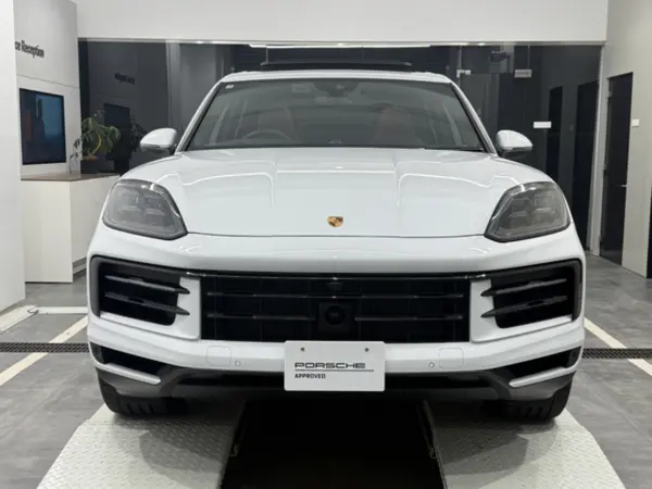 2025 Porsche Cayenne — photo 2