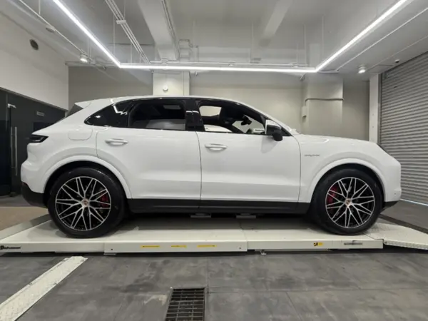 2025 Porsche Cayenne — photo 3