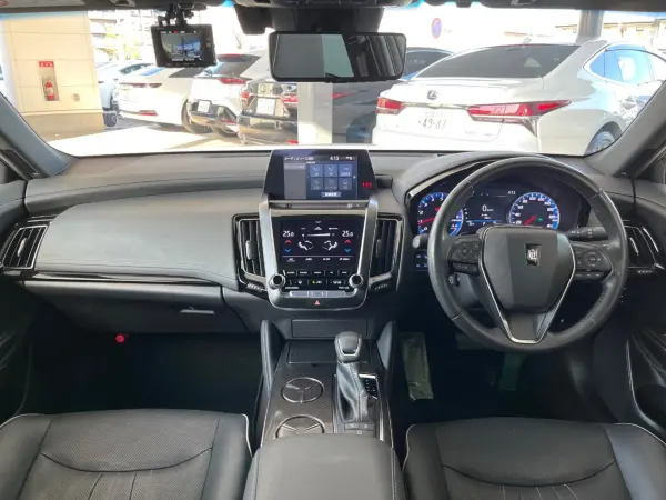 2020 Toyota Crown — photo 2