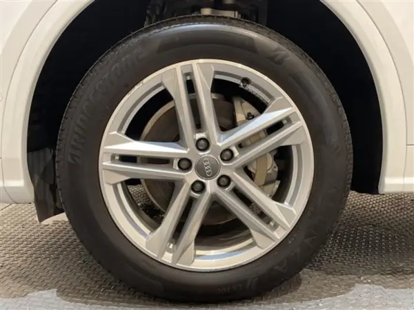 Audi Q5 40 TDI Quattro Sport S Line Package Diesel Turbo 4WD S Line Package Assistance Package Matrix LED Headlight Package Matrix LED Headlights LED Rear Combination Lights Rear Seat Heater Apple CarPlay (Glacier White Metallic) — photo 9