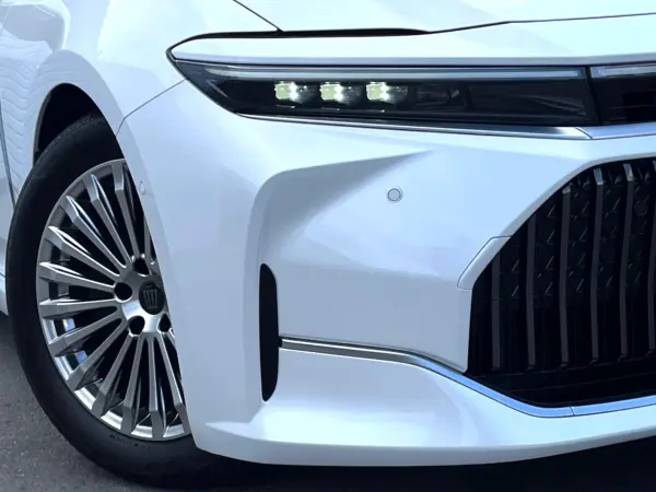 Toyota Crown 2.5 Z Hybrid Panoramic Roof Mid Brown Premium Nappa Leather Seats Safety Sense Genuine 12.3-inch Display Audio Panoramic View 4-eye LED Headlights Genuine 19-inch AW Memory Power Seats (Precious White Pearl) — photo 9