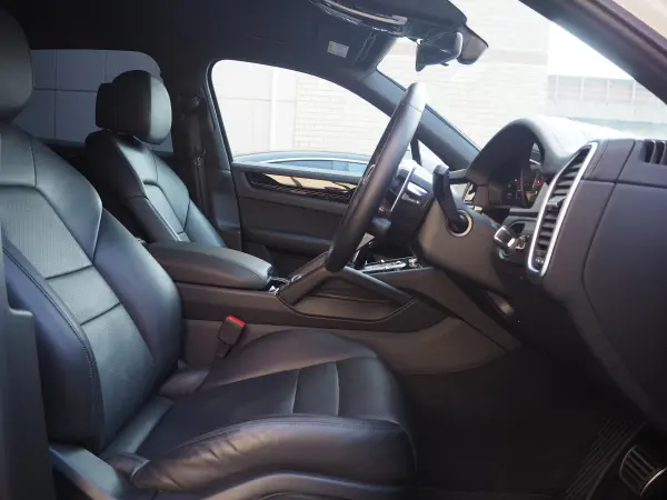 Porsche Cayenne S Tiptronic S 4WD Non-Smoking Sports Exhaust Sports Chrono LED Matrix Headlights Genuine 20-inch Alloy Wheels Adaptive Air Suspension Entry Drive Black Leather Seats Power Steering Plus (White) — photo 7