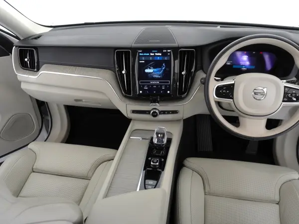 Volvo XC60 Ultimate B5 AWD 4WD Crystal White Premium Metallic — photo 8