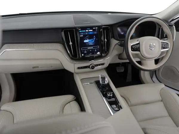Volvo XC60 Ultimate B5 AWD 4WD Crystal White Premium Metallic — photo 9