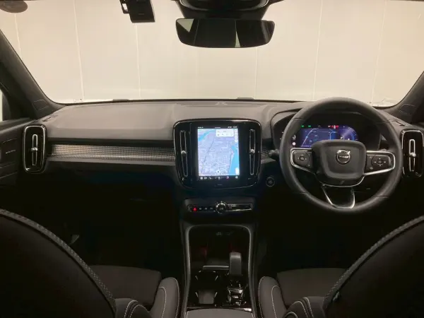 2024 Volvo Xc40 — photo 2