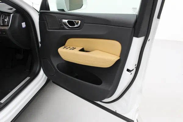 Volvo XC60 T5 AWD Inscription 4WD One Owner Panoramic Sunroof Leather Seats Seat Heater Ventilation Steering Heater Navigation 360 Camera ETC Power Tailgate (Crystal White Pearl) — photo 7