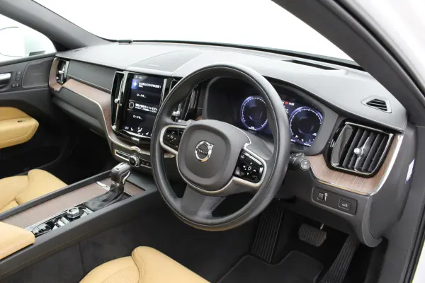 Volvo XC60 T5 AWD Inscription 4WD One Owner Panoramic Sunroof Leather Seats Seat Heater Ventilation Steering Heater Navigation 360 Camera ETC Power Tailgate (Crystal White Pearl) — photo 8