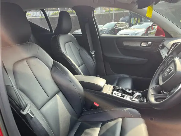 2023 Volvo Xc40 — photo 2