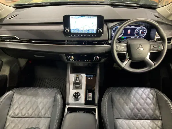 2023 Mitsubishi Outlander — photo 2
