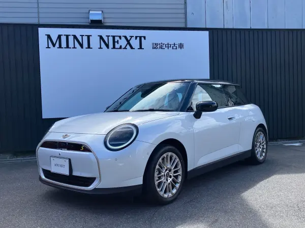 Mini Cooper SE 3-Door, Our Showroom Demo Car, Certified Used Car, Nanoq White/Black Roof, Favoured Trim, 17-inch Alloy Wheels, Steering Wheel Heater (Nanoq White) — thumbnail 1