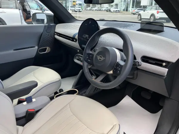 Mini Cooper SE 3-Door, Our Showroom Demo Car, Certified Used Car, Nanoq White/Black Roof, Favoured Trim, 17-inch Alloy Wheels, Steering Wheel Heater (Nanoq White) — photo 7