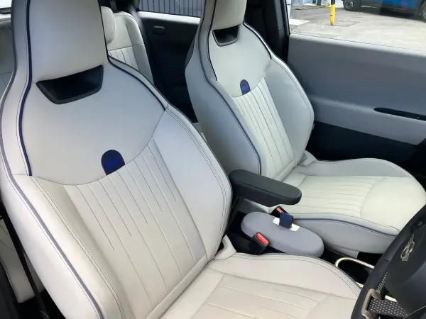 Mini Cooper SE 3-Door, Our Showroom Demo Car, Certified Used Car, Nanoq White/Black Roof, Favoured Trim, 17-inch Alloy Wheels, Steering Wheel Heater (Nanoq White) — photo 8