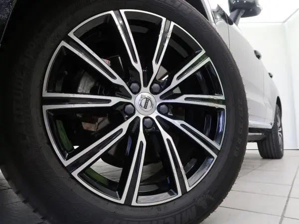 Volvo XC60 D4 AWD Inscription Diesel Turbo 4WD Certified Used Car Sunroof White Leather Seats Genuine 9-inch Navigation 360° View Camera Adaptive Cruise Control Collision Mitigation Brake Seat Ventilation Seat Heater Power Back Door Genuine 19-inch (Onyx Black Metallic) — photo 9