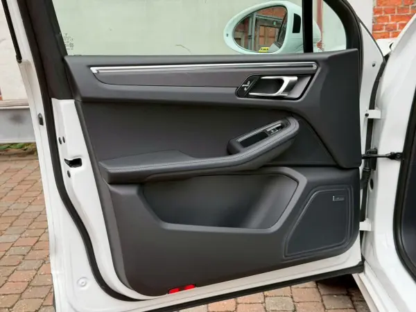 2024 Porsche Macan — photo 3