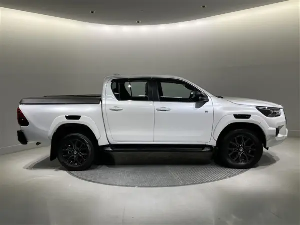 2024 Toyota Hilux — photo 3