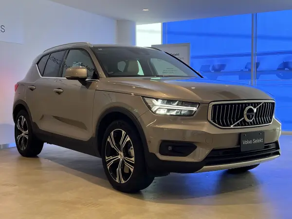 2022 Volvo Xc40 — photo 2