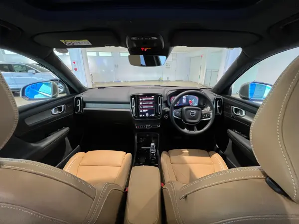 Volvo XC40 Recharge Plug-in Hybrid T5 Inscription with harman/kardon, Genuine Leather Seats, and Sunroof (Pebble Grey Metallic) — photo 7