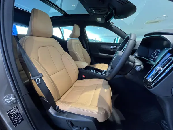 Volvo XC40 Recharge Plug-in Hybrid T5 Inscription with harman/kardon, Genuine Leather Seats, and Sunroof (Pebble Grey Metallic) — photo 9