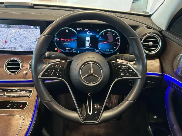 Mercedes-Benz E-Class E450 4MATIC Exclusive (ISG Model) 4WD Exclusive Package Panoramic Sliding Roof Burmester Surround Sound Air Balance Package Energizing Package Radar Safety Package Head-Up Display AIR BODY CONTROL Suspension (Diamond White (799)) — photo 7