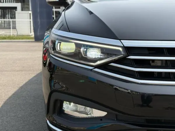 2022 Volkswagen Passat — photo 2