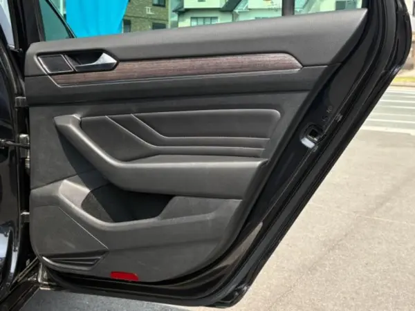 Volkswagen Passat Variant TSI Elegance Advance IQ Light Leather Seats Travel Assist ACC Lane Assist Clearance Sonar Blind Spot Seat Heaters & Ventilation Power Rear Gate Surround View Camera App-Connect ETC Non-Smoking Certified Warranty (Deep Black Pearl Effect) — photo 8