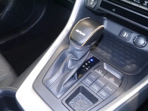 Toyota RAV4 2.0 X 4WD with Pre-Collision System and Rearview Monitor (Dark Blue Mica) — photo 9