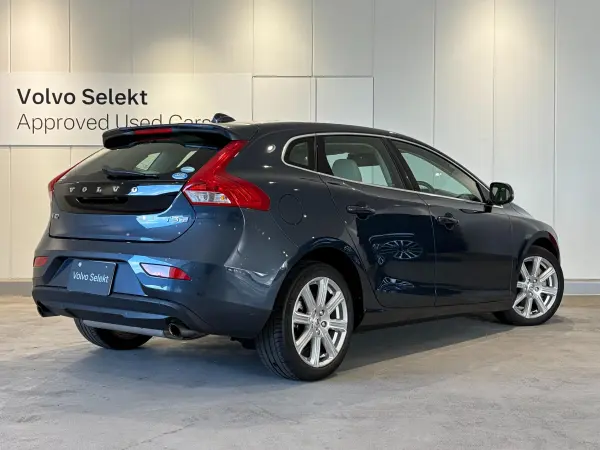 2020 Volvo V40 — photo 2