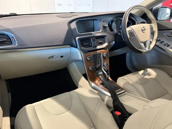 2020 Volvo V40 — photo 3