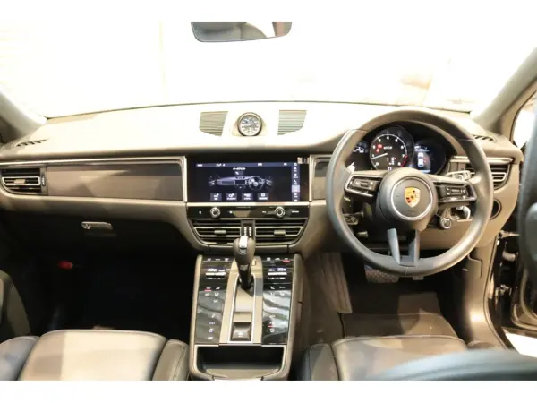 2022 Porsche Macan — photo 2